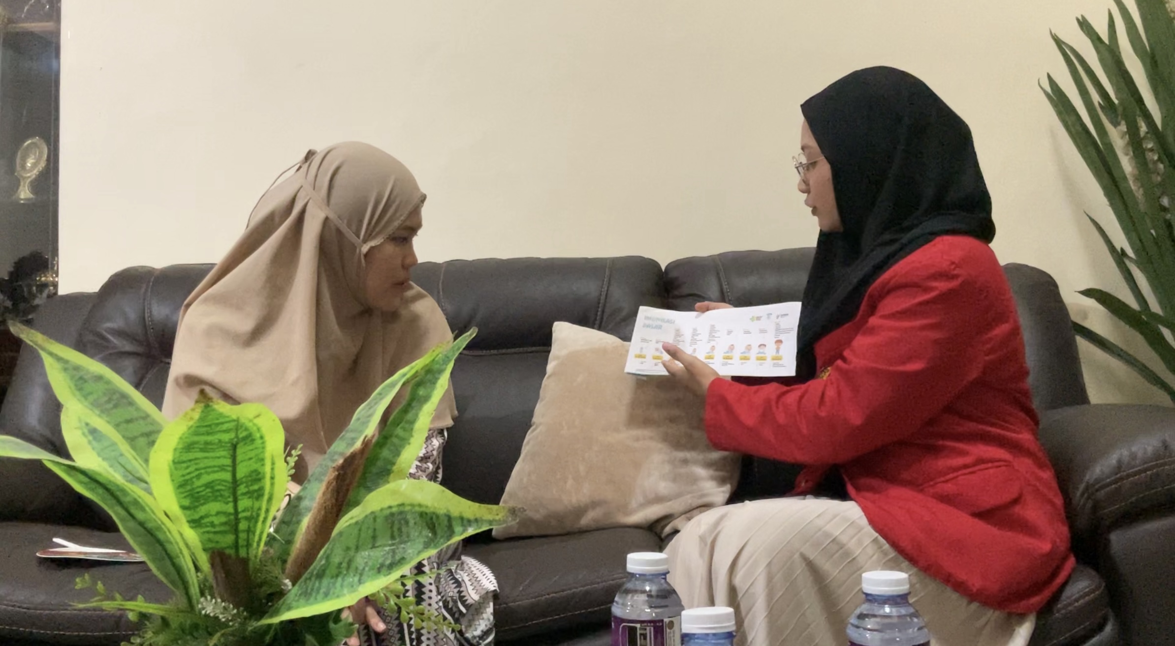 Kunjungan Kedua : Edukasi Vaksinasi dan Buku KIA sebagai Bentuk Upaya Protektif Kepada Bayi 