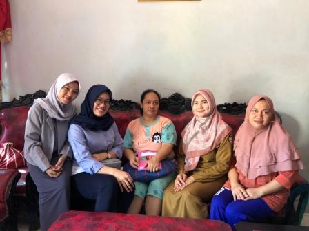 Kunjugan Pertama Dikediaman Ibu Hamil, Ibu Yuliati Didampingi Oleh Bidan Ratih