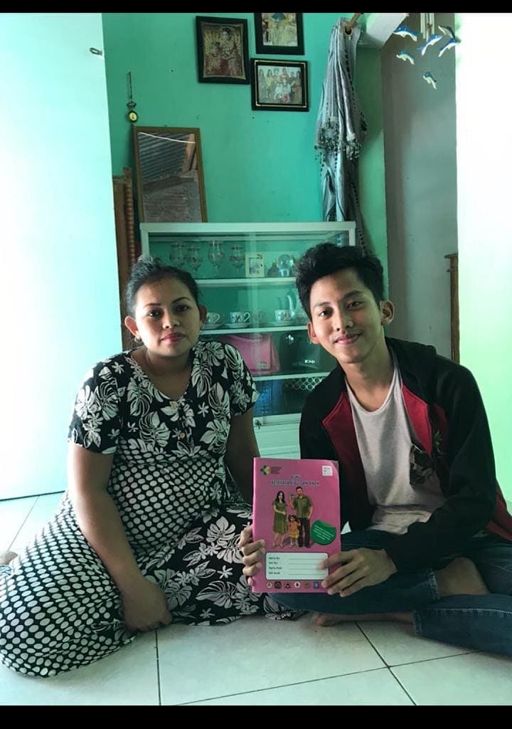 melawan ombak untuk kunjungan pertama dengan ibu mirawati